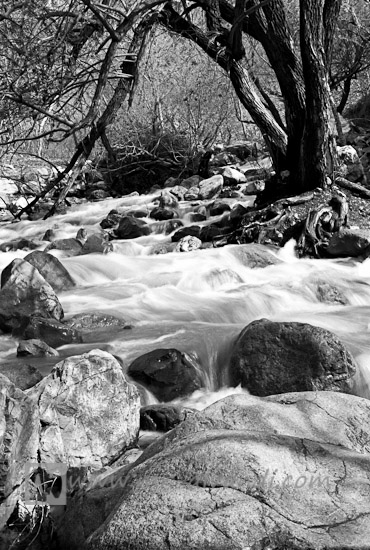 The image roaring waters of the Darabad river,تصویر آبهای خروشان در رودخانه دارآباد