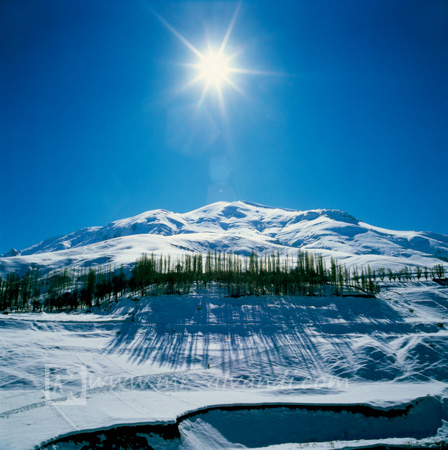 Polour and sunlight on snow, پلور و انعکاس نور خورشید بر برف